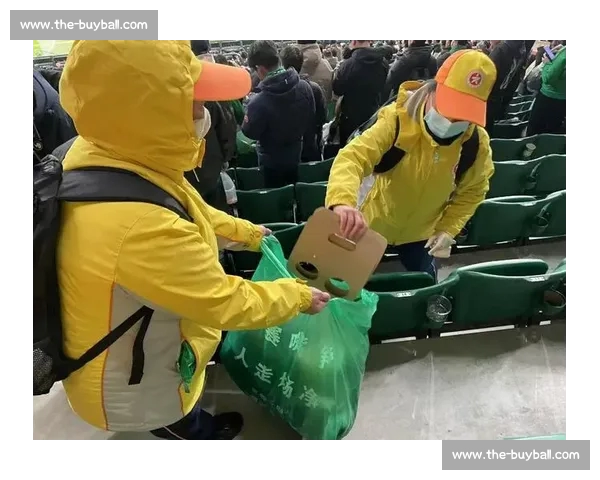 南京球迷 “人走场净” 赛场内外皆风景